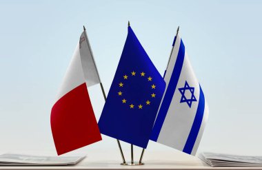 Malta İsrail ve eu bayrakları kağıtlarla ayakta