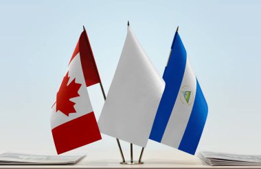 Kanada Nikaragua ve beyaz bayraklar belgelerle ayakta