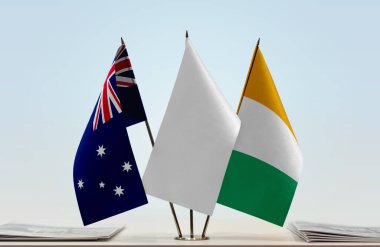 Avustralya, Fildişi Sahilleri ve beyaz bayraklar kağıtlarla ayakta