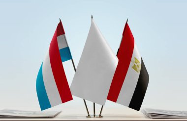 Lüksemburg ve Mısır bayrakları kağıtlarla ayakta   