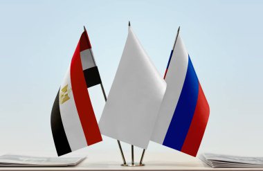 Mısır, Rusya ve beyaz bayraklar masaya konmuş gazetelerle