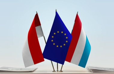 Endonezya Lüksemburg ve eu bayrakları kağıtlarla birlikte beklemede  