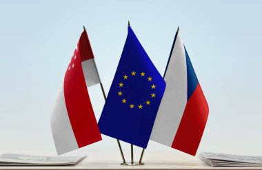 Hırvat ve Singapur bayrakları belgelerle ayakta  