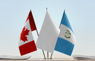 Kanada Guatemala ve beyaz bayraklar kağıtlarla ayakta