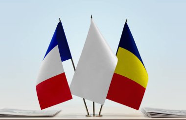  Beyaz bayraklar ve kağıtlar.  