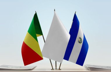 Kongo Cumhuriyeti El Salvador ve beyaz bayraklar kağıtlarla ayakta duruyor  