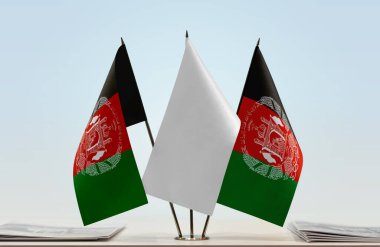 Afganistan ve beyaz bayraklar evraklarla ayakta  