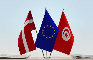 Danimarka Tunus ve eu bayrağı kağıtlarla birlikte beklemede
