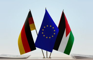  Almanya 'nın Ürdün ve eu bayrağı kağıtlarla ayakta