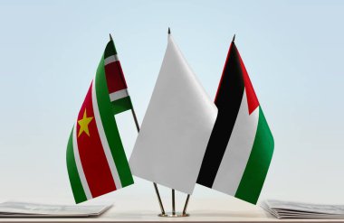 Surinam, Filistin ve beyaz bayraklar kağıtlarla beklemede  