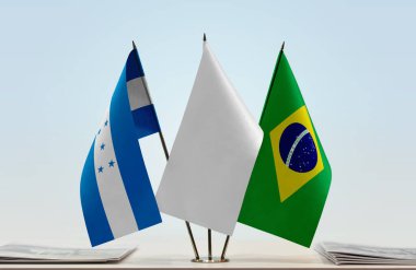 Honduras ve Brezilya bayrakları tezgahta.   