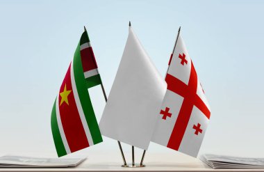 Surinam, Gürcistan ve beyaz bayraklar kağıtlarla ayakta  