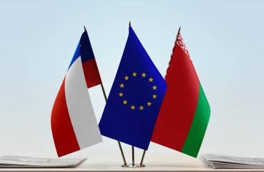 Belarus, Şili ve eu bayrakları kağıtlarla ayakta