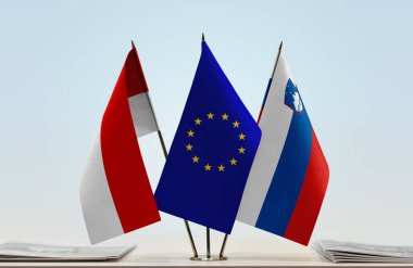 Endonezya Slovenya ve eu bayrakları belgelerle ayakta  