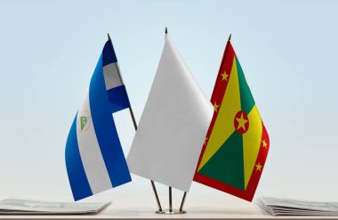 Grenada ve Nikaragua bayrakları gazete standında   