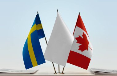 İsveç Kanada ve beyaz bayraklar kağıtlarla ayakta  
