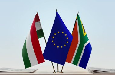Macaristan RSA ve eu bayrağı kağıtlarla birlikte beklemede