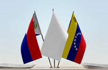 Venezuela, Sint Maarten ve beyaz bayraklar kağıtlarla beklemede