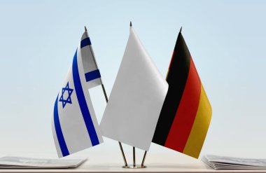 Alman bayrağı kağıtlarla beklemede 