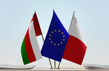 Umman Malta ve eu bayrağı kağıtlarla birlikte beklemede.