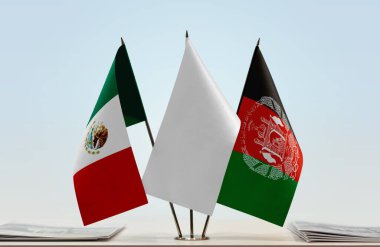  Meksika Afganistan ve beyaz bayraklar kağıtlarla ayakta
