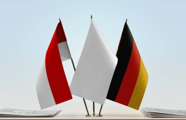 Alman bayrağı kağıtlarla beklemede 