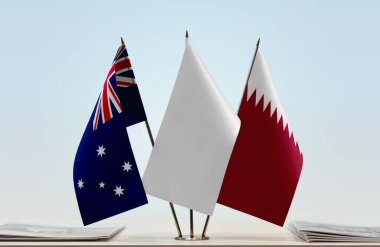  Katar ve Katar bayrakları kağıtlarla ayakta   