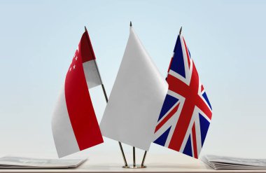 Birleşik Krallık ve Singapur bayrakları kağıtlarla birlikte beklemede  