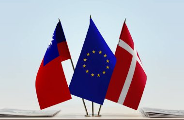 Tayvan Danimarka bayrakları gazete bayrağıyla beklemede  