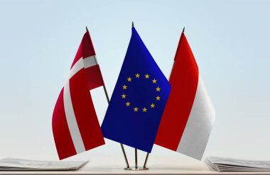 Danimarka Endonezya ve eu bayrağı kağıtlarla ayakta