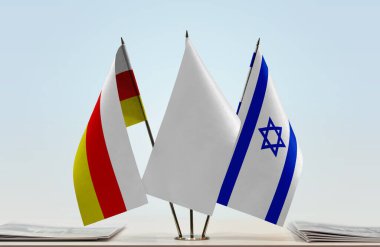 İsrail, Güney Osetya ve beyaz bayraklar kağıtlarla ayakta