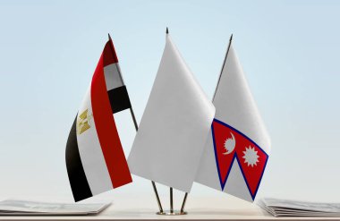 Mısır, Nepal ve beyaz bayraklar masada gazetelerle