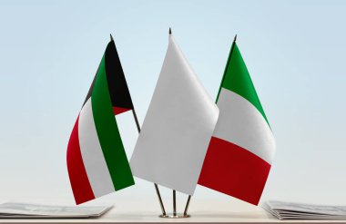 İtalya, Kuveyt ve beyaz bayraklar kağıtlarla ayakta