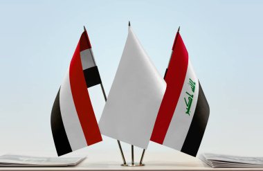 Irak ve Yemen bayrakları tezgahta.   