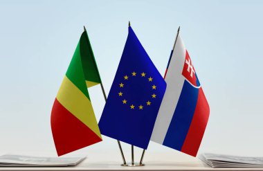 Kongo Cumhuriyeti bayrakları kağıtlarla birlikte duruyor  