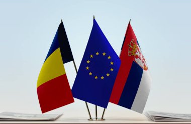 Chad ve eu bayrakları tezgahta.