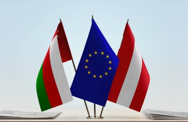 Umman Avusturya ve eu bayrağı kağıtlarla hazır bekliyor.