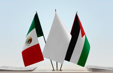 Meksika Filistin ve beyaz bayraklar kağıtlarla ayakta