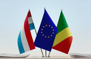 Lüksemburg ROC ve eu bayrakları evraklarla birlikte beklemede