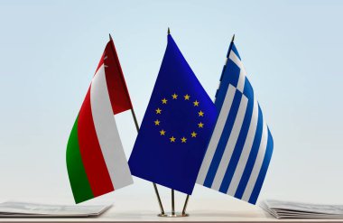 Umman Yunanistan ve eu bayrağı kağıtlarla ayakta