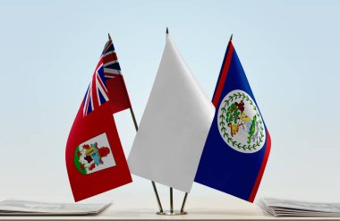 Bermuda Belize ve beyaz bayraklar kağıtlarla ayakta
