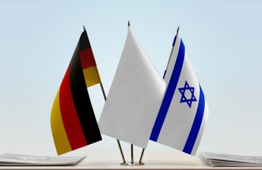 Alman bayrağı kağıtlarla beklemede 