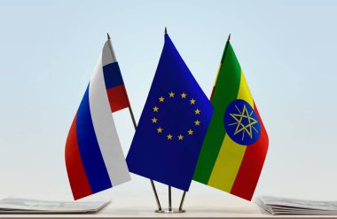Rusya Etiyopya ve eu bayrağı kağıtlarla ayakta