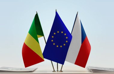 Kongo Cumhuriyeti bayrakları kağıtlarla birlikte duruyor  