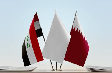 Irak, Katar ve beyaz bayraklar masada gazetelerle birlikte