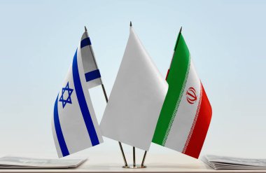 İsrail, İran ve beyaz bayraklar masaya konmuş gazetelerle