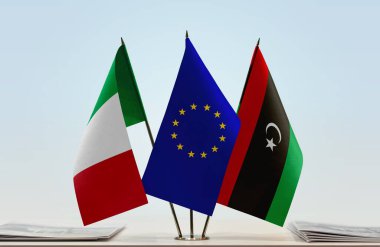 İtalya Libya ve eu bayrağı kağıtlarla birlikte ayakta