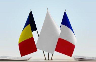 Chad France ve beyaz bayraklar kağıtlarla ayakta