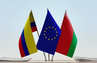 Belarus, Kolombiya ve eu bayrakları kağıtların yanında.