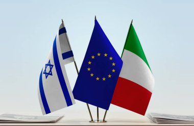 İtalya bayrağı kağıtlarla birlikte beklemede 